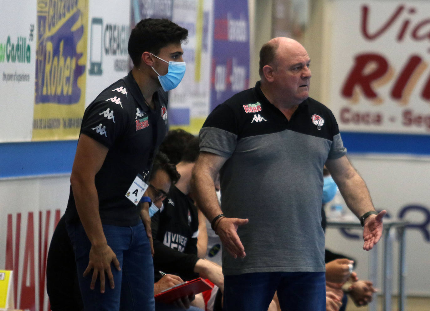 Fotos: Victoria del Balonmano Nava ante el Frigoríficos Cangas de Morrazo (19-18)