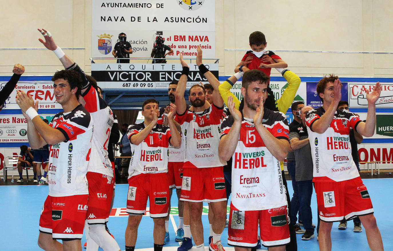 Fotos: Victoria del Balonmano Nava ante el Frigoríficos Cangas de Morrazo (19-18)