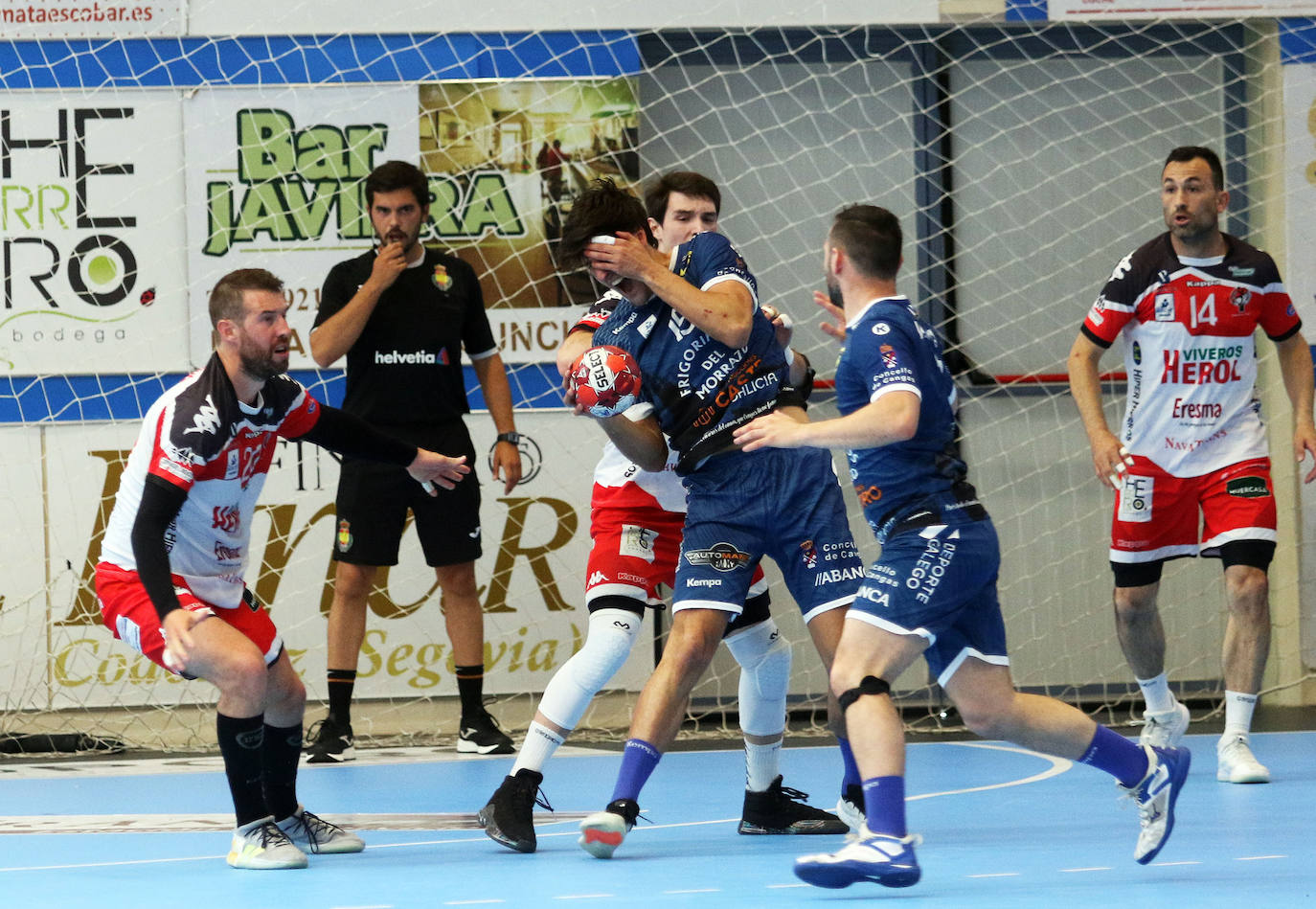 Fotos: Victoria del Balonmano Nava ante el Frigoríficos Cangas de Morrazo (19-18)