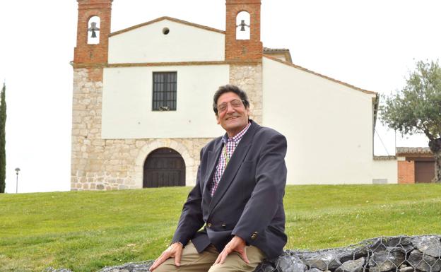 Imagen principal - Javier López, presidente de la cofradía de San Isidro, frente a la ermita cerrada. Debajo, chocolatada vecinal y almuerzo en el merendero de la familia Barbero. 