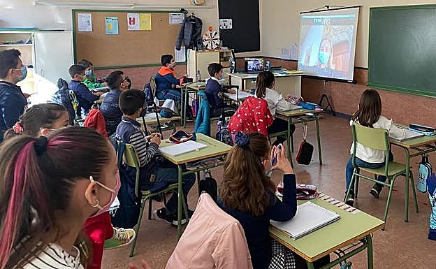 Los escolares attienden las explicaciones de los expertos del Museo. 