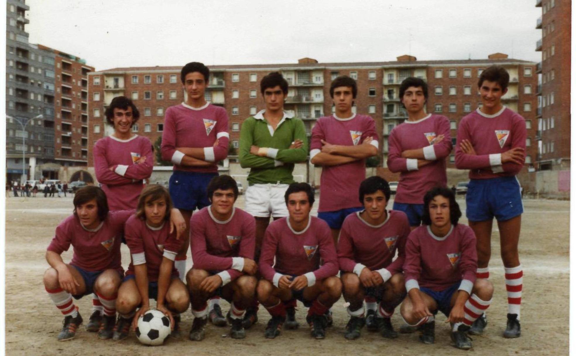 La foto tiene mucho de 'histórica'. Imagen de 1978. Un equipo juvenil de la UDC Sur en el antiguo Campo de la Federación, Paseo Zorrilla, justo donde actualmente se ubica El Corte Inglés. Entre los jugadores, caras muy conocidas en el deporte vallisoletano como: el ex director general de deportes de la JCYL y presidente del BM Valladolid Andrés Martín, el futbolista blanquivioleta Eutiquio, Félix de la Fuente, hijo de Felicísimo, Martín Luquero (hijo), y el actual presidente del Sur, Francisco Rodríguez.