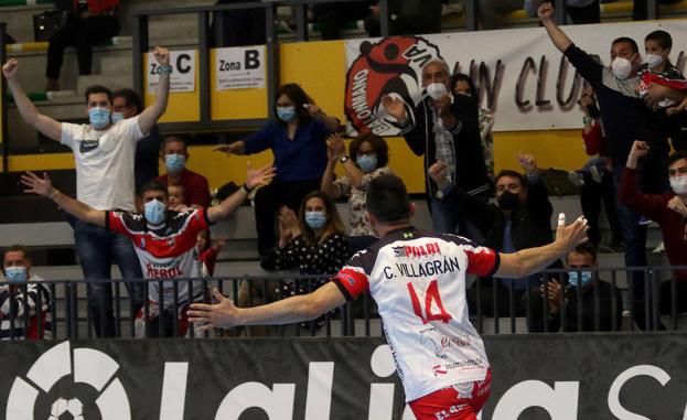 Carlos Villagrán celebra con la grada uno de los goles. 