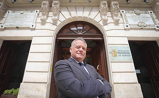 Lorenzo Rodríguez Pérez, ante el edificio de la Diputación de Burgos. 