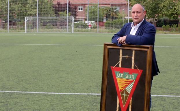 Paco Fernández en el campo que utiliza la UDC Sur, el Felicísimo de la Fuente