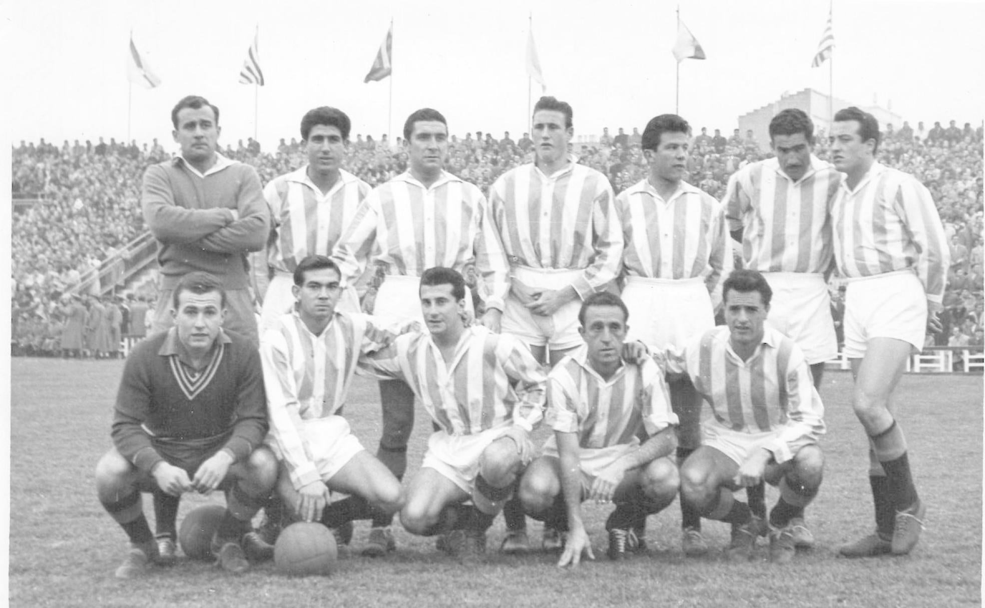 Una formación del Real Valladolid, en la temporada 1954-55-De pie: Saso, Matito, Lolo, Murillo, Domingo, Lesmes y Tini. Agachados: Benegas, Cerdán, Carlos Ducasse, Losco y Morro. Los mismos del partido de Atocha, salvo Domingo en lugar de Esquisabel. 