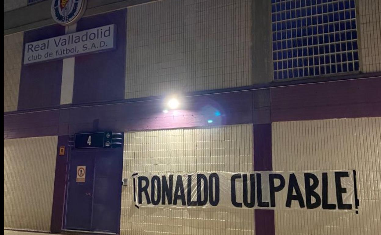 Pancarta colocada en el exterior de Zorrilla 