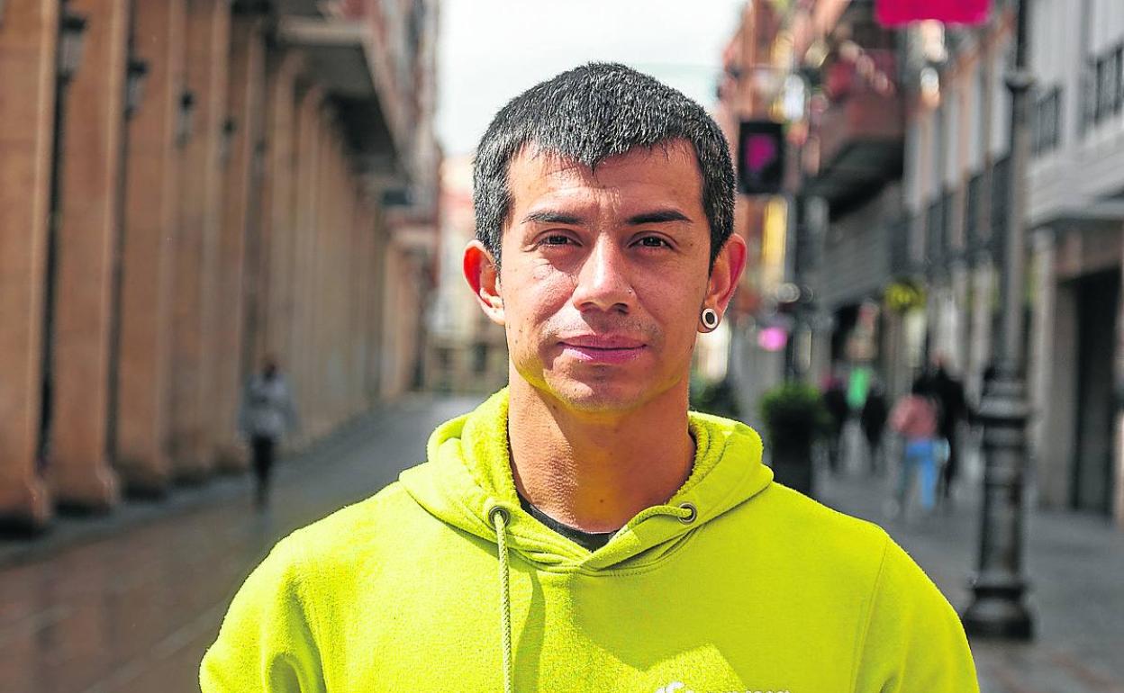 El colombiano Dagoberto Vargas, en la Calle Mayor de Palencia. 