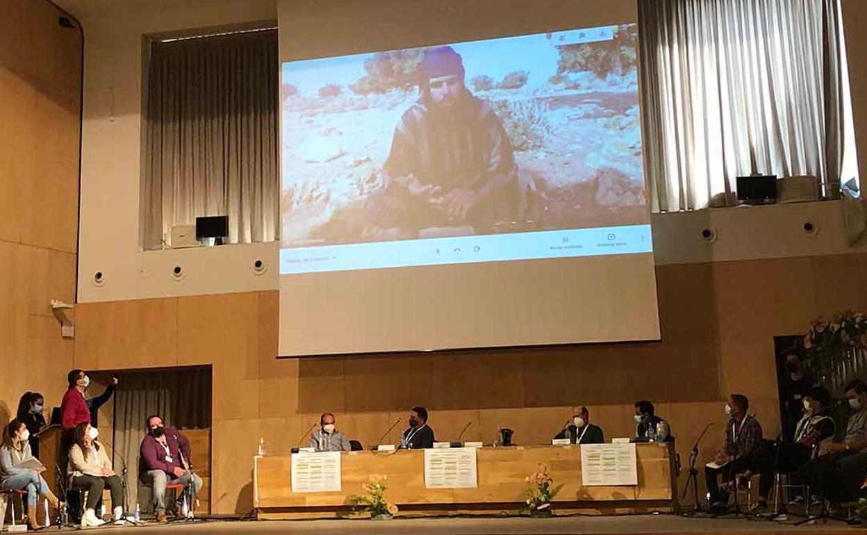 Conexión en directo con Mohamed, un pastor bereber que intervino ayer desde Marruecos. 