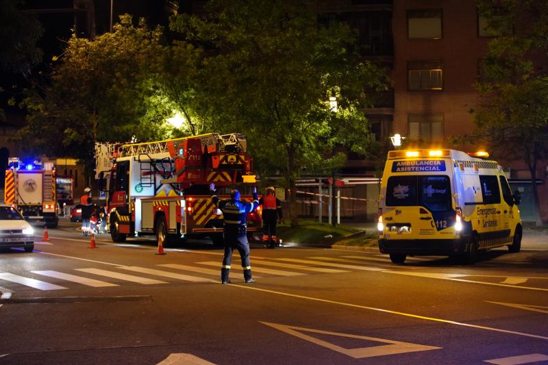 Un agente de la Policía Local corta el tráfico para que la ambulancia tralade a una persona herida 