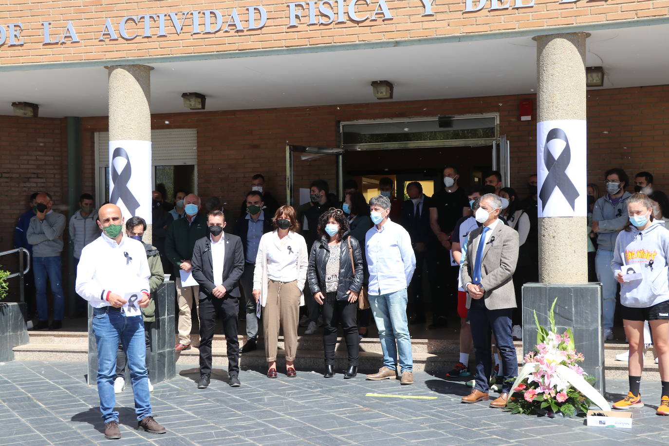 Minuto de silencio por la muerte del joven asesinado en León.