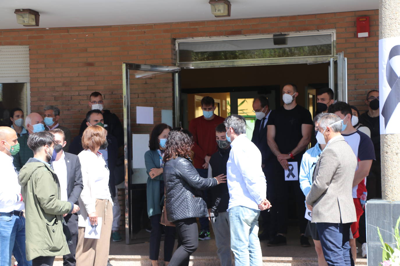 Minuto de silencio por la muerte del joven asesinado en León.