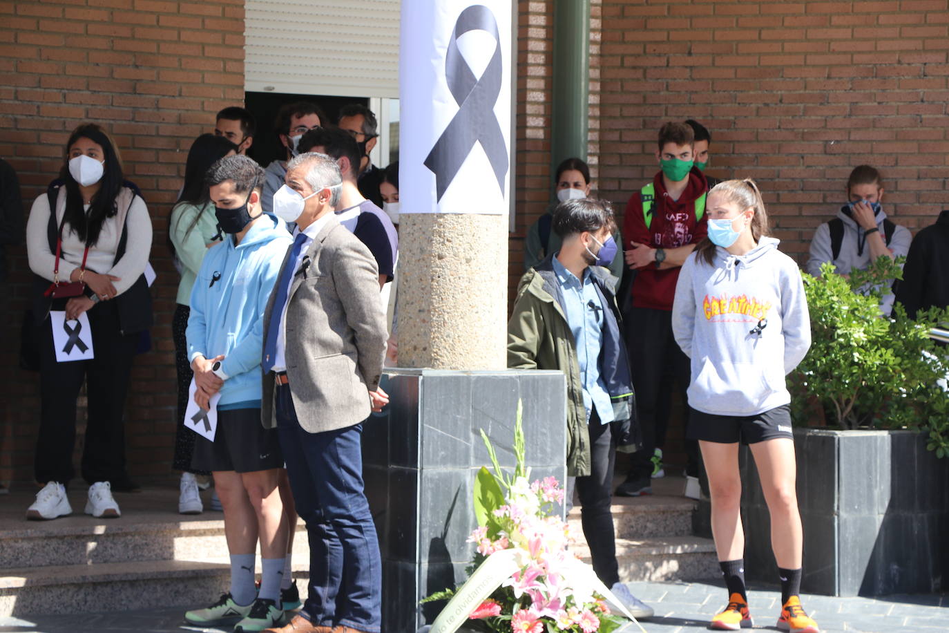 Minuto de silencio por la muerte del joven asesinado en León.