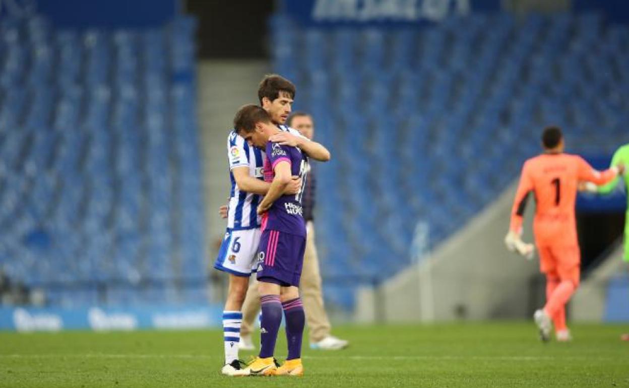 Elustondo abraza a Hervías al término del partido.