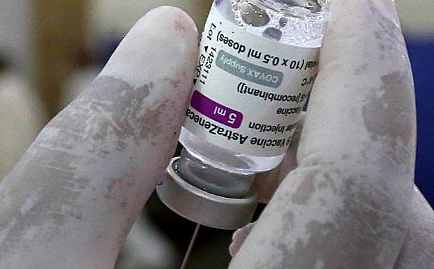 Un vial de AstraZeneca.