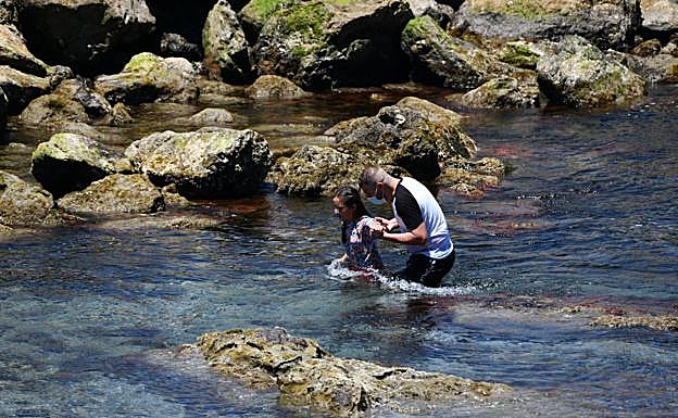 Imagen principal - Policías y militares patrullan para atrapar a miles de inmigrantes huidos en Ceuta