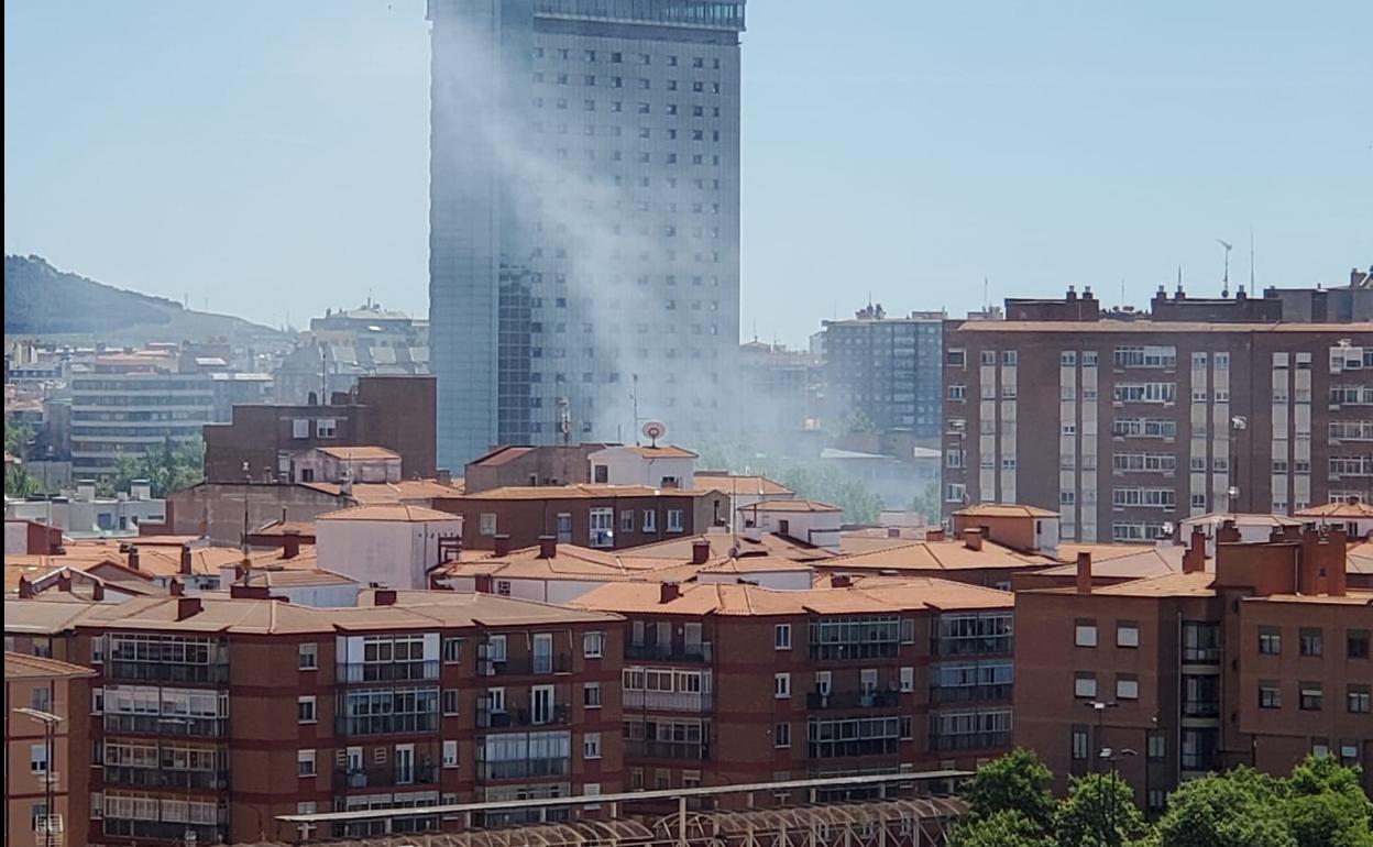 Vista del humo en Valladolid por el incendio.