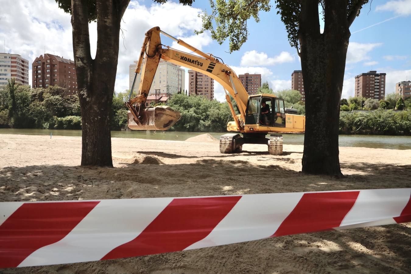 Fotos: La playa de Las Moreras de Valladolid se prepara para la temporada de verano