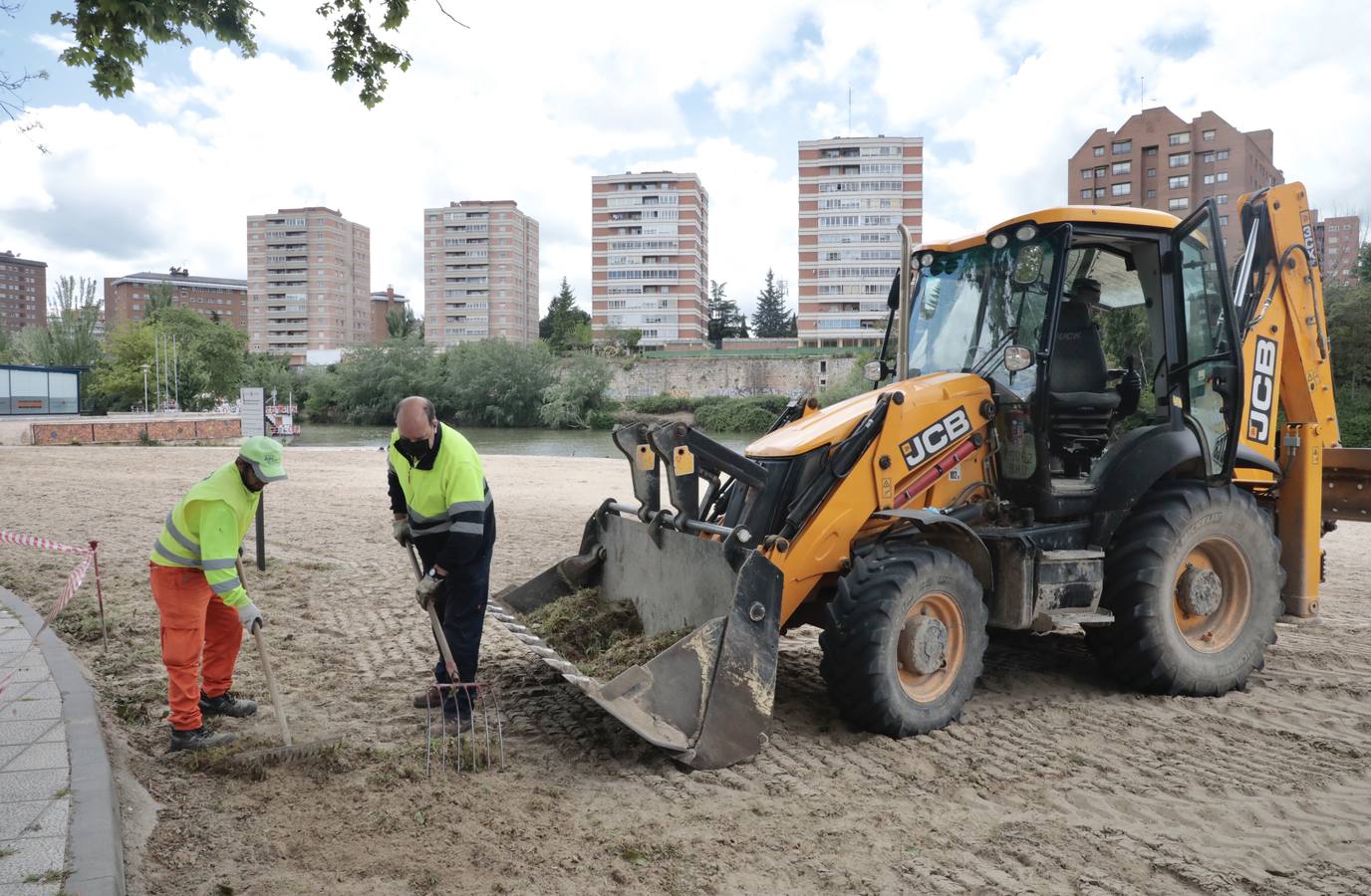 Fotos: La playa de Las Moreras de Valladolid se prepara para la temporada de verano