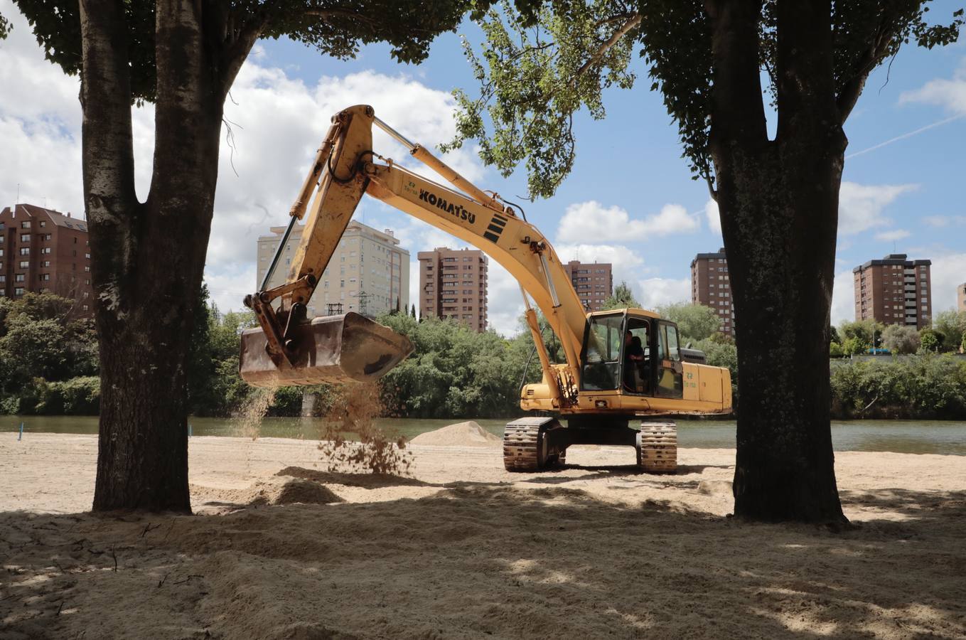 Fotos: La playa de Las Moreras de Valladolid se prepara para la temporada de verano