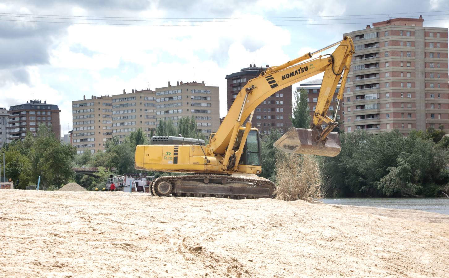 Fotos: La playa de Las Moreras de Valladolid se prepara para la temporada de verano