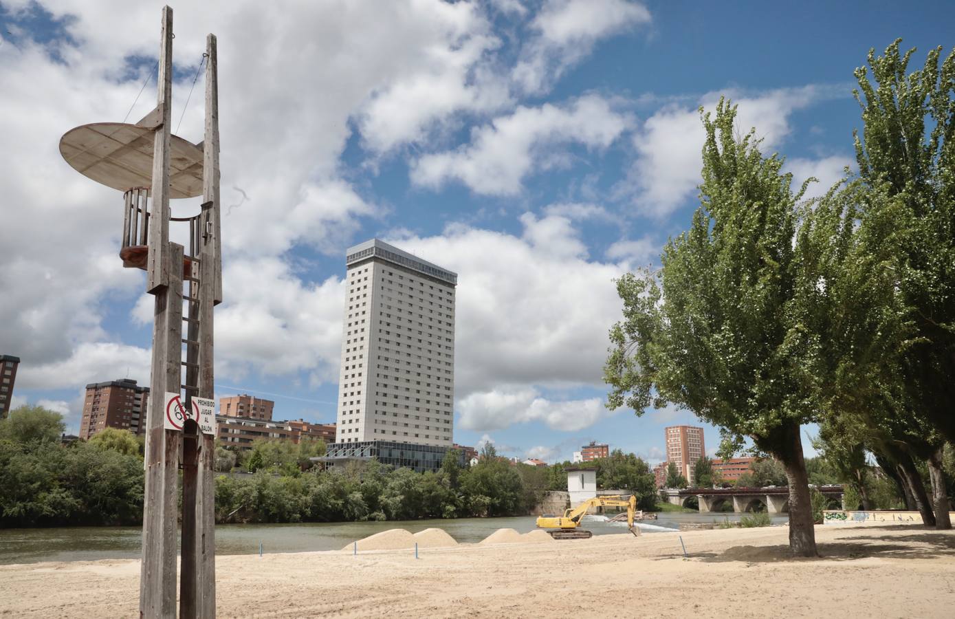 Fotos: La playa de Las Moreras de Valladolid se prepara para la temporada de verano