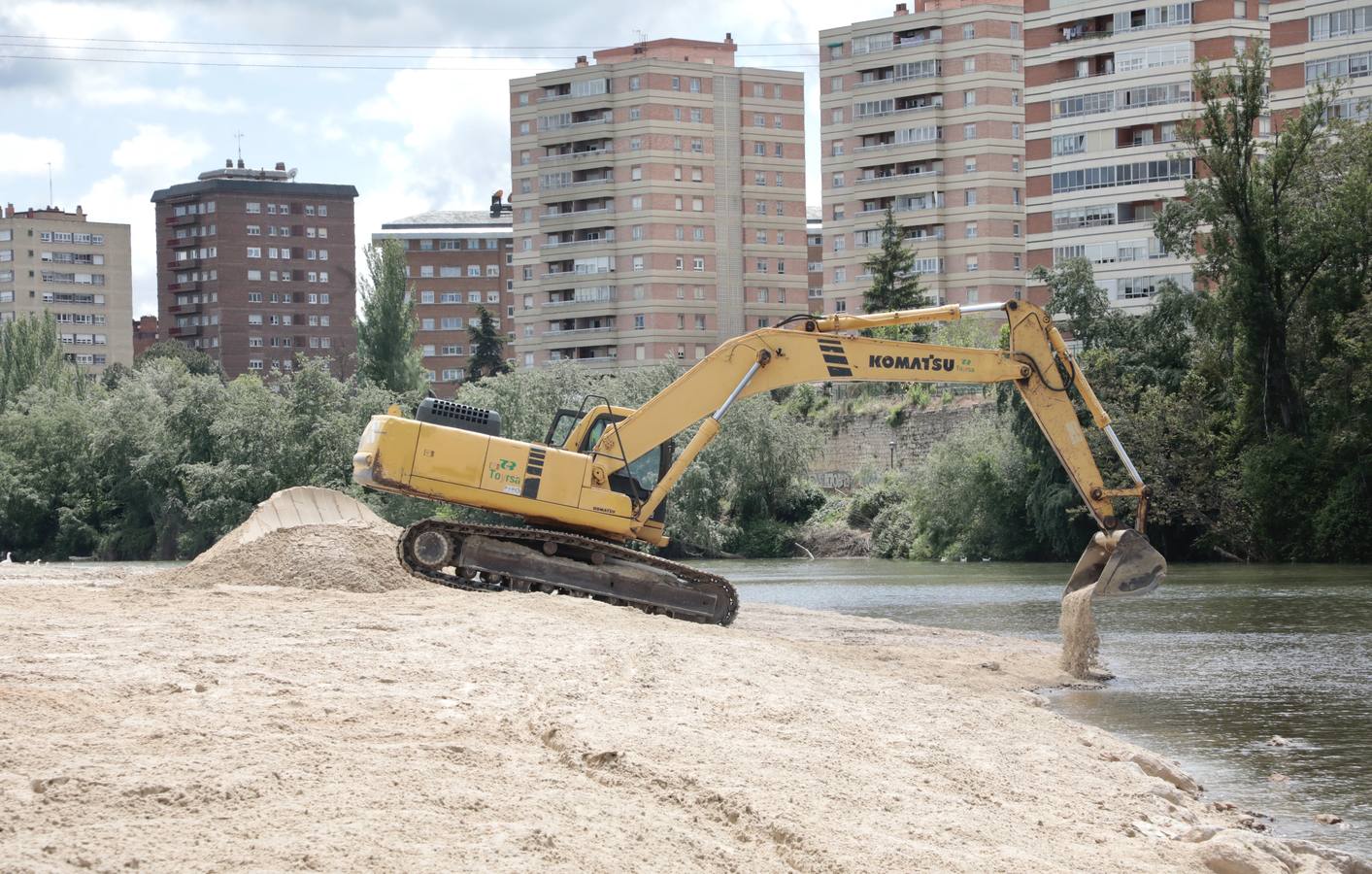 Fotos: La playa de Las Moreras de Valladolid se prepara para la temporada de verano