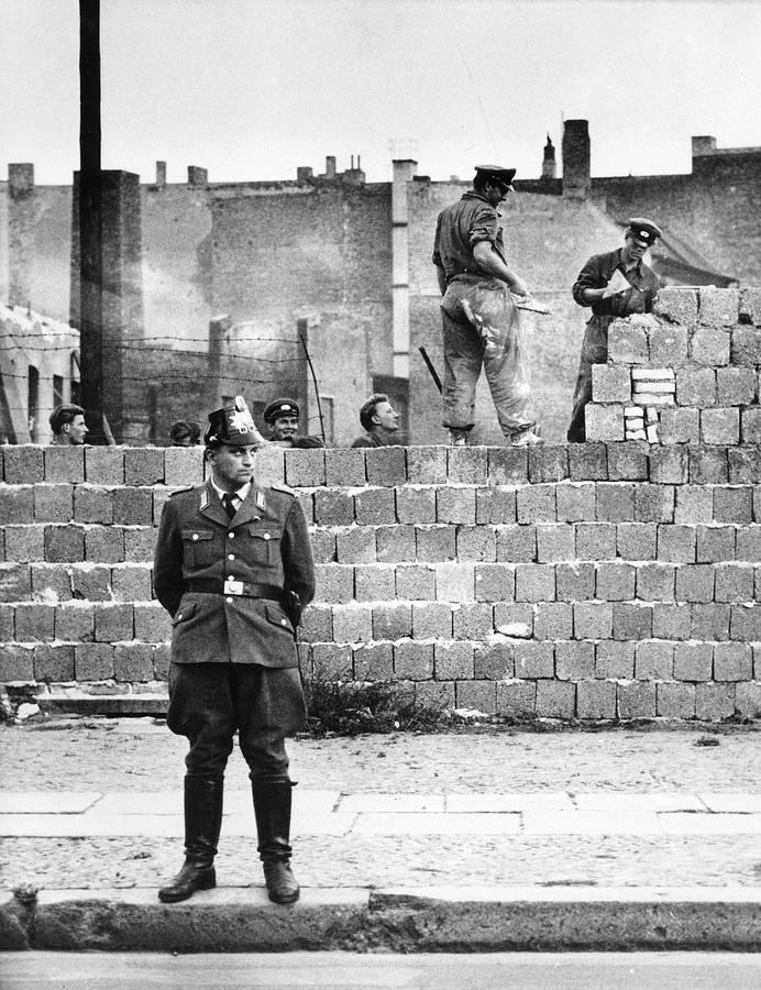 Policía de Berlín Este junto al "muro" durante la ejecución de trabajos para elevar su altura.