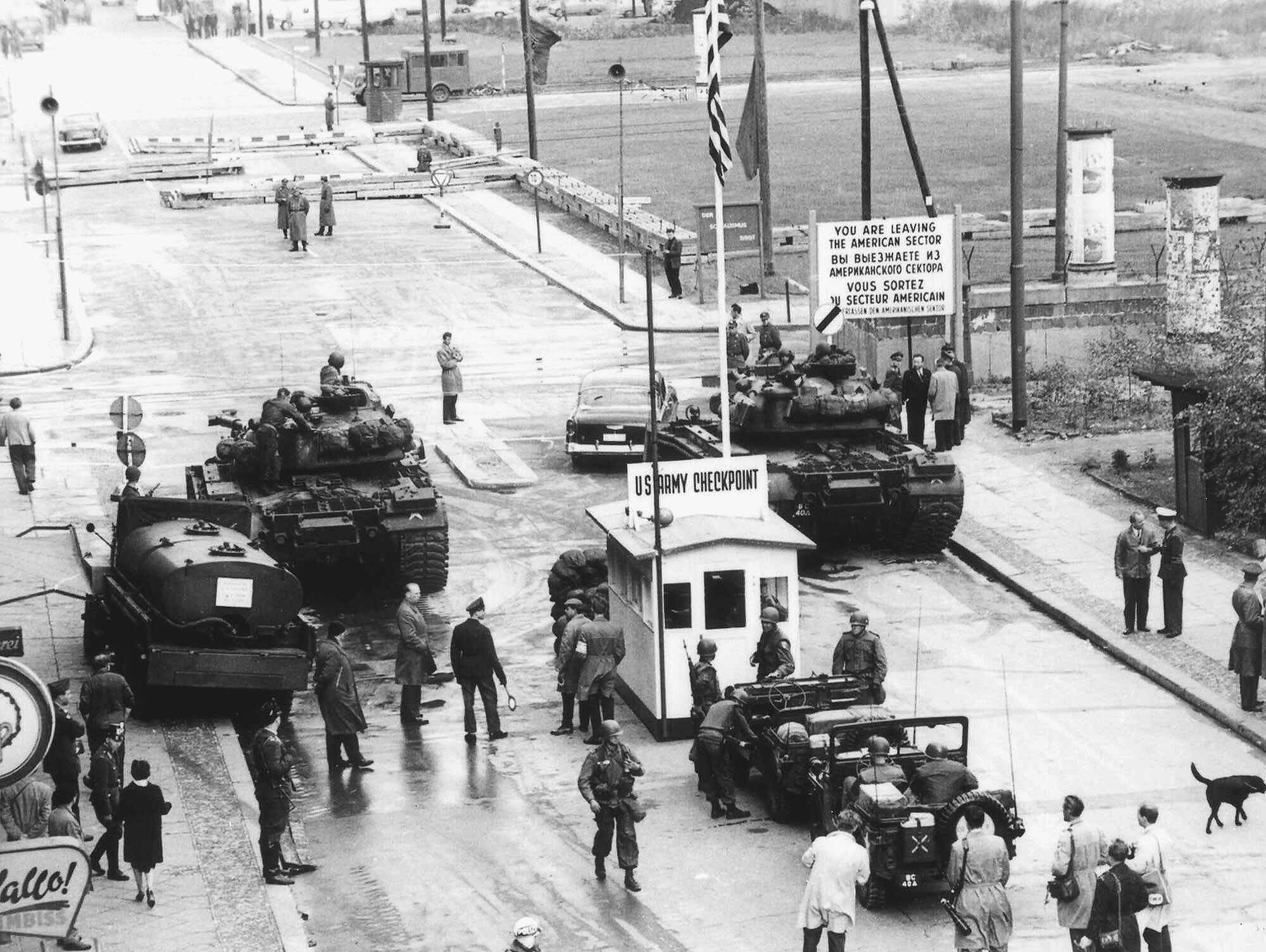 Checkpoint Charlie, paso clave entre las zonas norteamericana y rusa de Berlín, antes de la construcción del Muro.