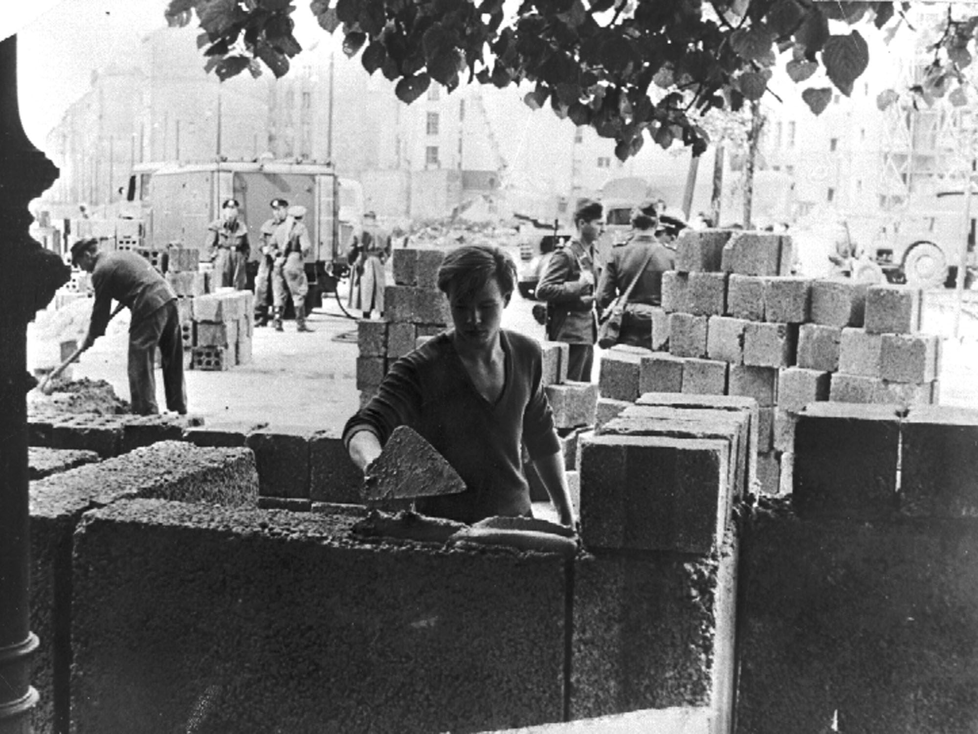 Obreros trabajan en la construcción del Muro.