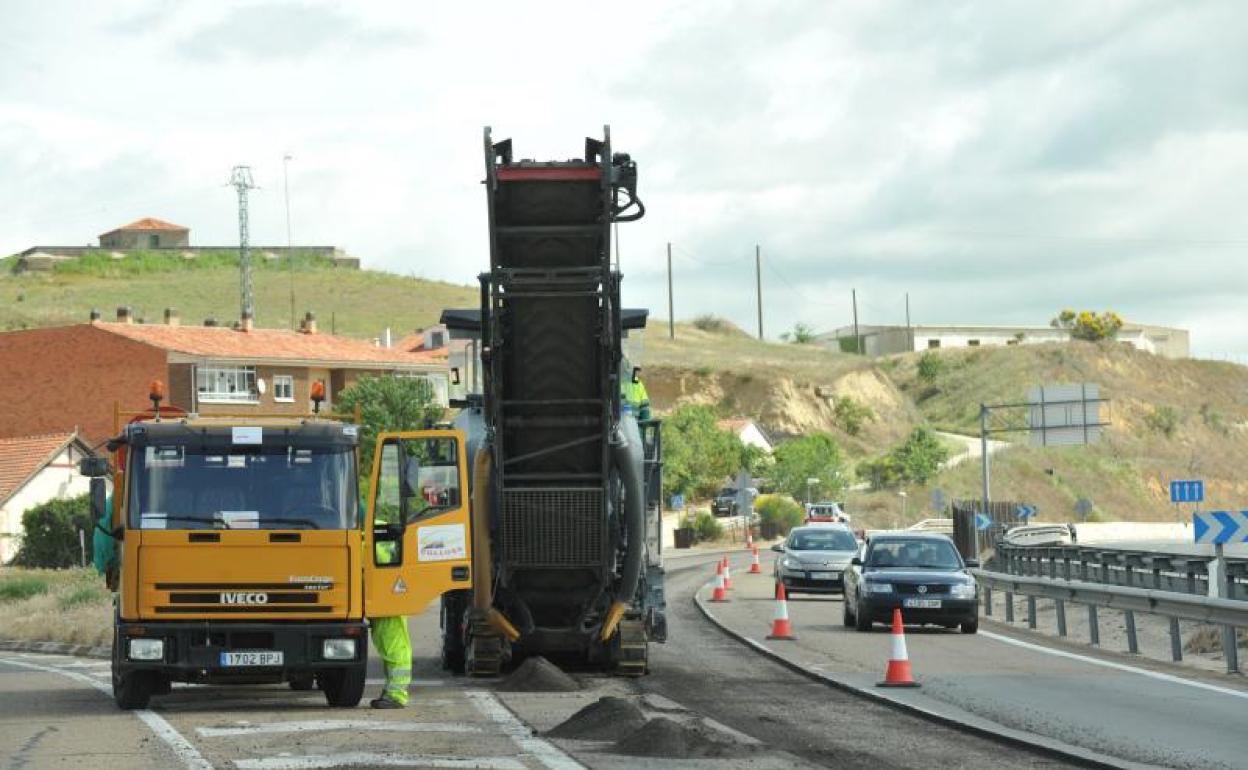 Trabajos de asfaltado de la calzada de la A-62 a la entrada a Simancas desde la capital.