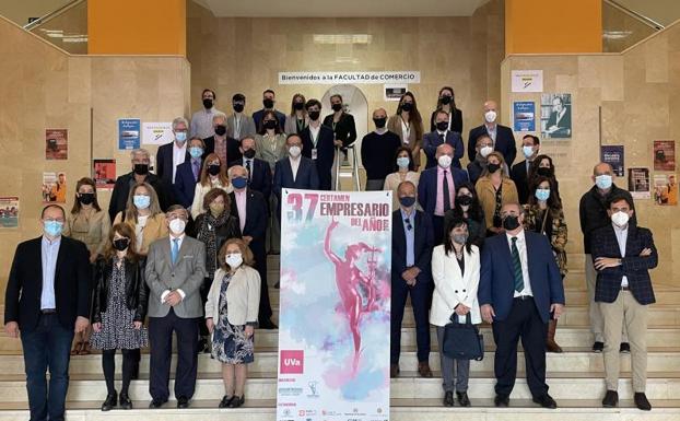 Foto de familia del jurado.