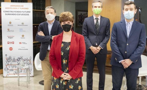 Francisco Luque Ruiz, María Sánchez, Santiago Mora y Jorge Casado posan en la Hemeroteca de El Norte de Castilla, donde se desarrolló la mesa de debate. 