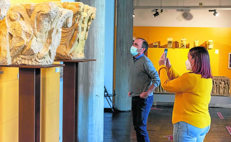 Dos trabajadores observan los capiteles de Frómista, piezas significativas de los fondos del museo. 