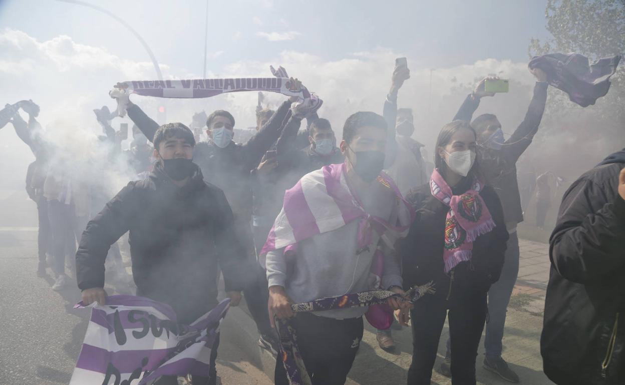 Aficionados del Real Valladolid antes del partido de hace dos jornadas ante el Villarreal, cuando intentaban insuflar ánimos al equipo blanquivioleta.