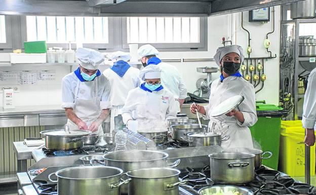 Un grupo de estudiantes trabajan en la cocina del instituto Virgen de la Calle, esta semana pasada. 