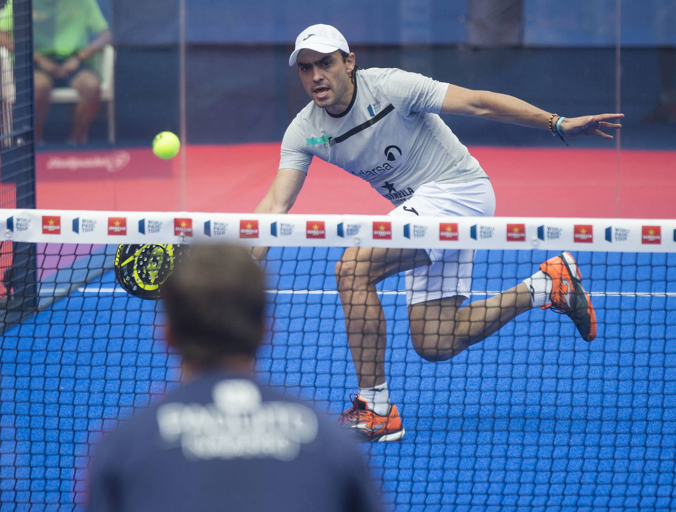 Juan Mieres, durante un partido en un torneo de World Padel Tour.