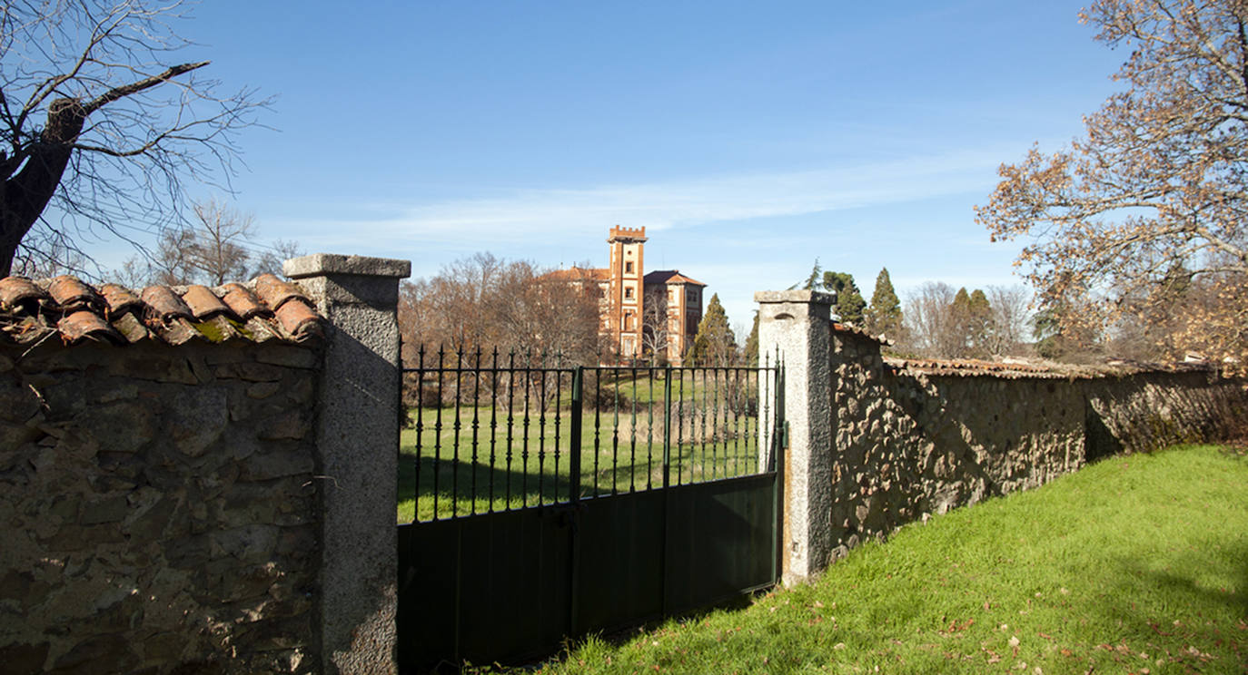 Vista del palacio desde fuera de la finca.