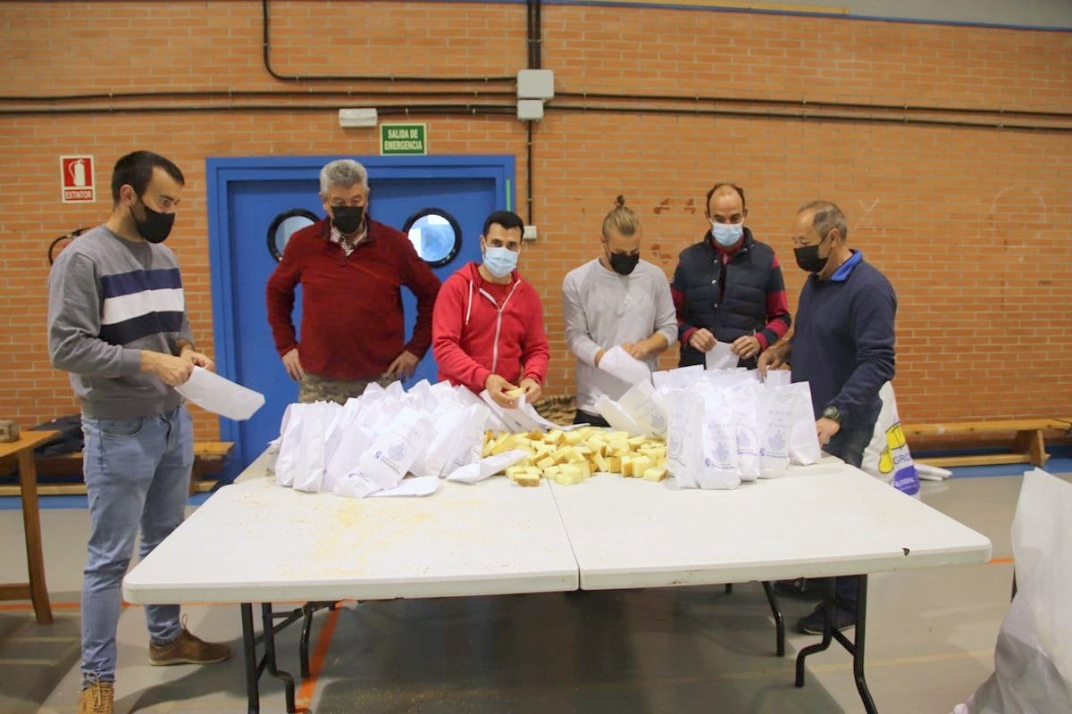 El Ayuntamiento de Torquemada repartió más de ochocientas raciones de pan y quesillo