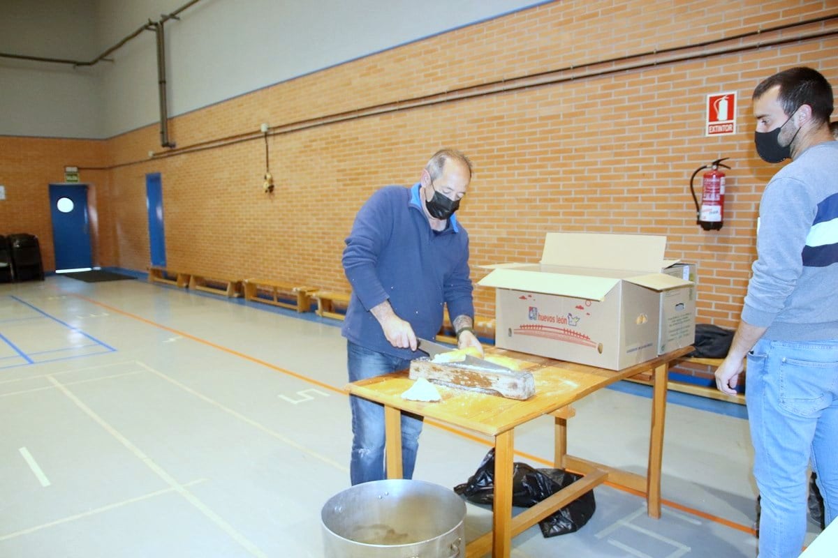 El Ayuntamiento de Torquemada repartió más de ochocientas raciones de pan y quesillo