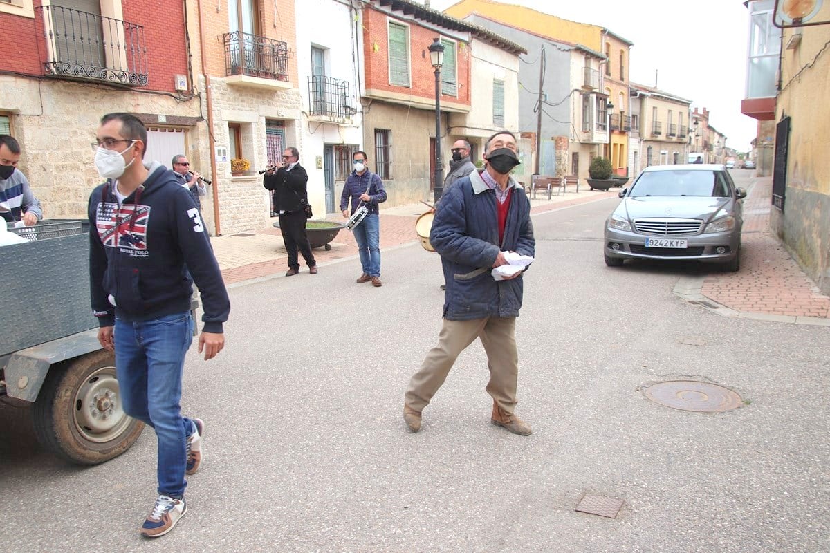 El Ayuntamiento de Torquemada repartió más de ochocientas raciones de pan y quesillo