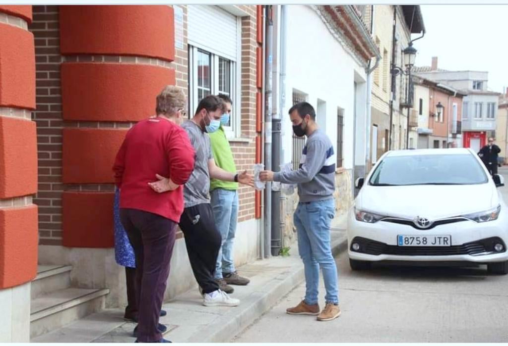 El Ayuntamiento de Torquemada repartió más de ochocientas raciones de pan y quesillo