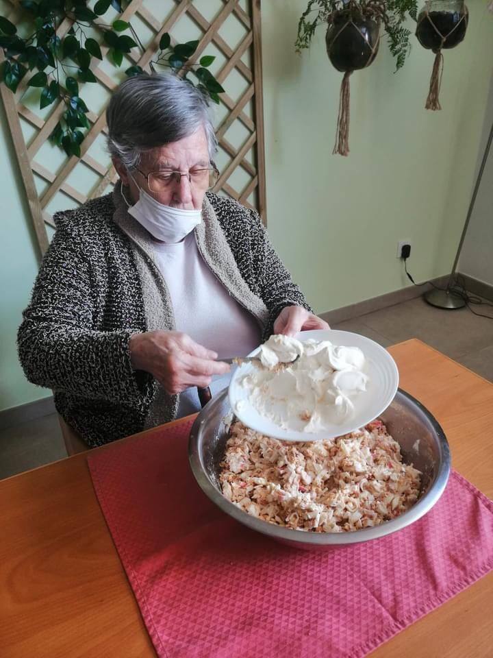 Un grupo de mayores de Adanda de Duero colaboran en la preparación de un canapé.