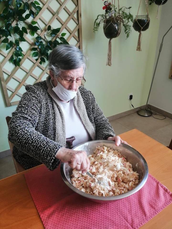Un grupo de mayores de Adanda de Duero colaboran en la preparación de un canapé.