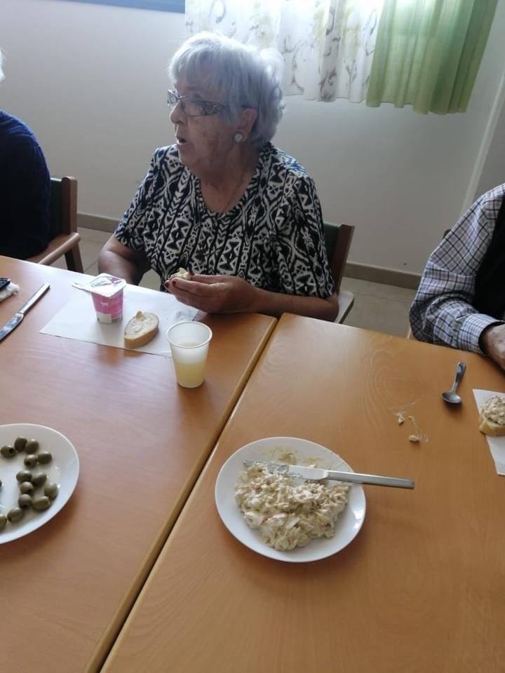 Un grupo de mayores de Adanda de Duero colaboran en la preparación de un canapé.