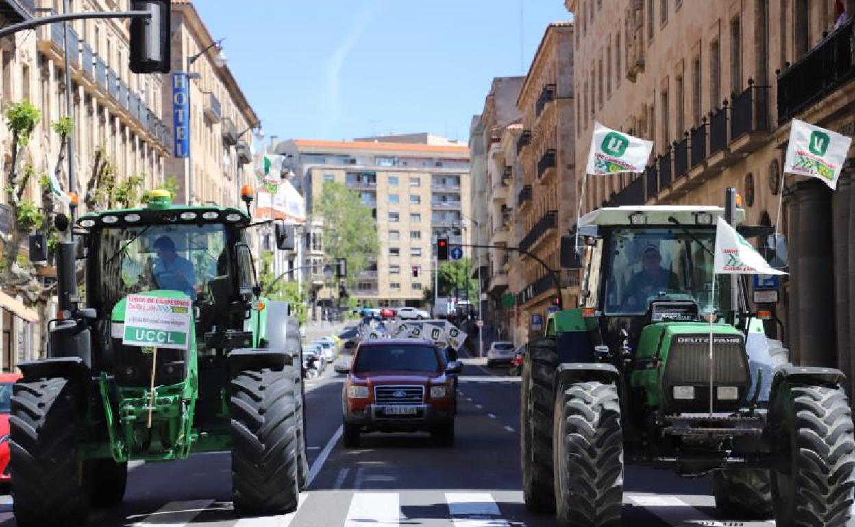 Tractores participantes en la protesta, por la Gran Vía.