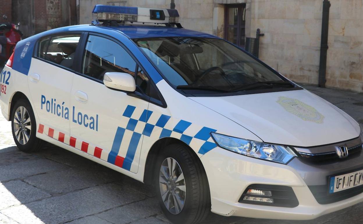 Un coche de la Policía Local de León. 