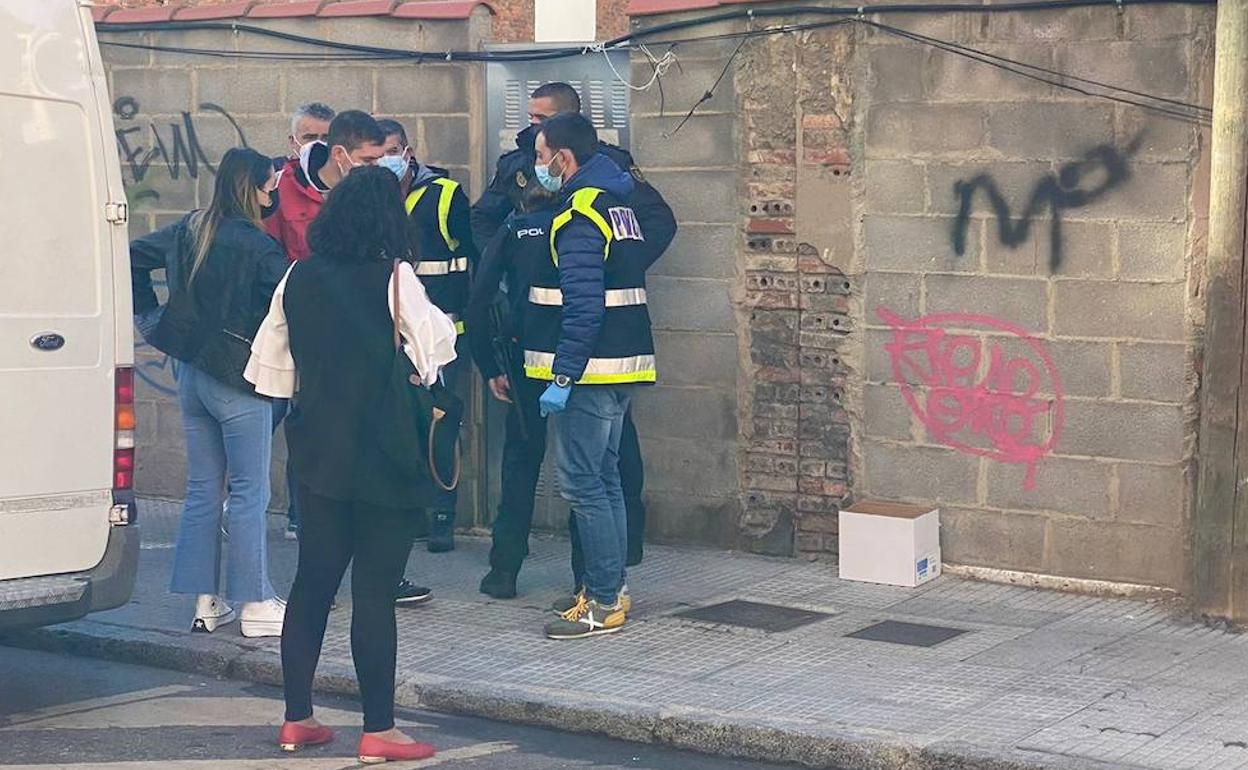 Localizan un cuerpo calcinado en un solar de León