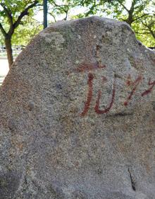 Imagen secundaria 2 - Grafitis en San Juan y el parque de la Paz. Y cómo los setos impiden ver bien la escultura de la avenida de Palencia. S. B. 