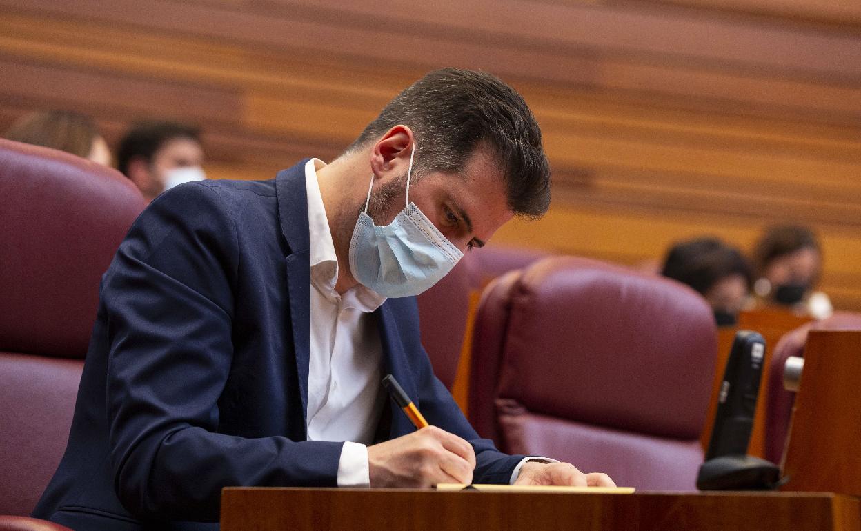 Luis Tudanca, en su escaño de las Cortes, durante un pleno.